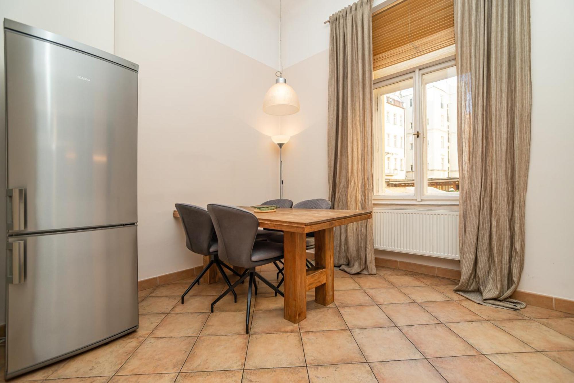 Large And Modern Apartment In The Heart Of Praha Bagian luar foto