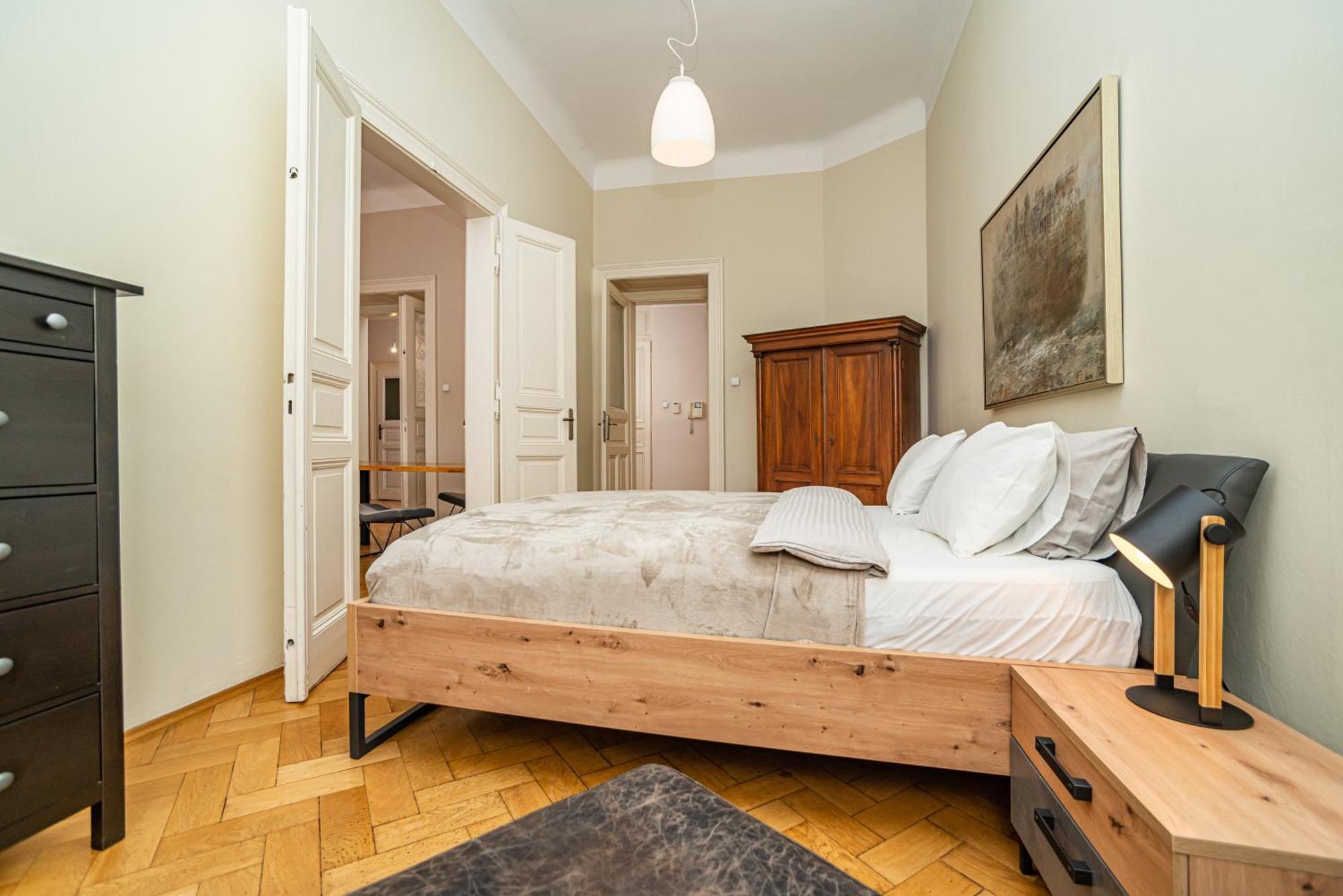 Large And Modern Apartment In The Heart Of Praha Bagian luar foto