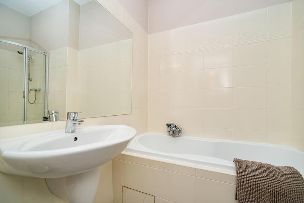 Large And Modern Apartment In The Heart Of Praha Bagian luar foto