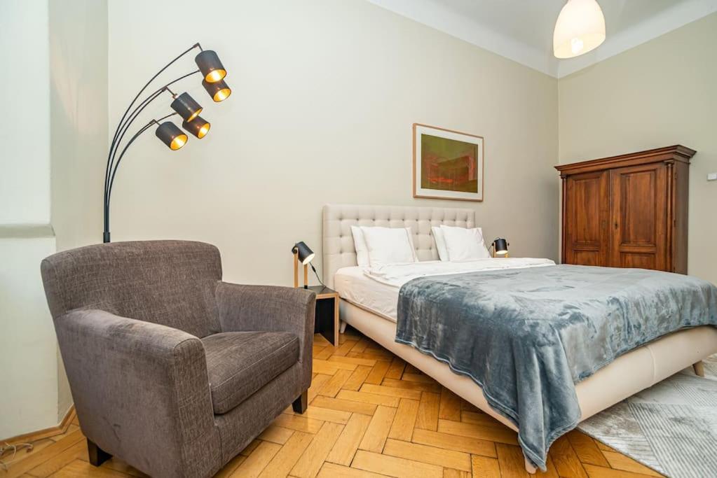 Large And Modern Apartment In The Heart Of Praha Bagian luar foto