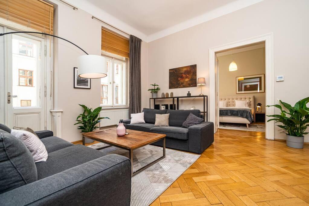 Large And Modern Apartment In The Heart Of Praha Bagian luar foto