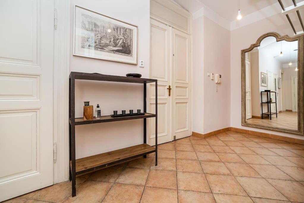 Large And Modern Apartment In The Heart Of Praha Bagian luar foto