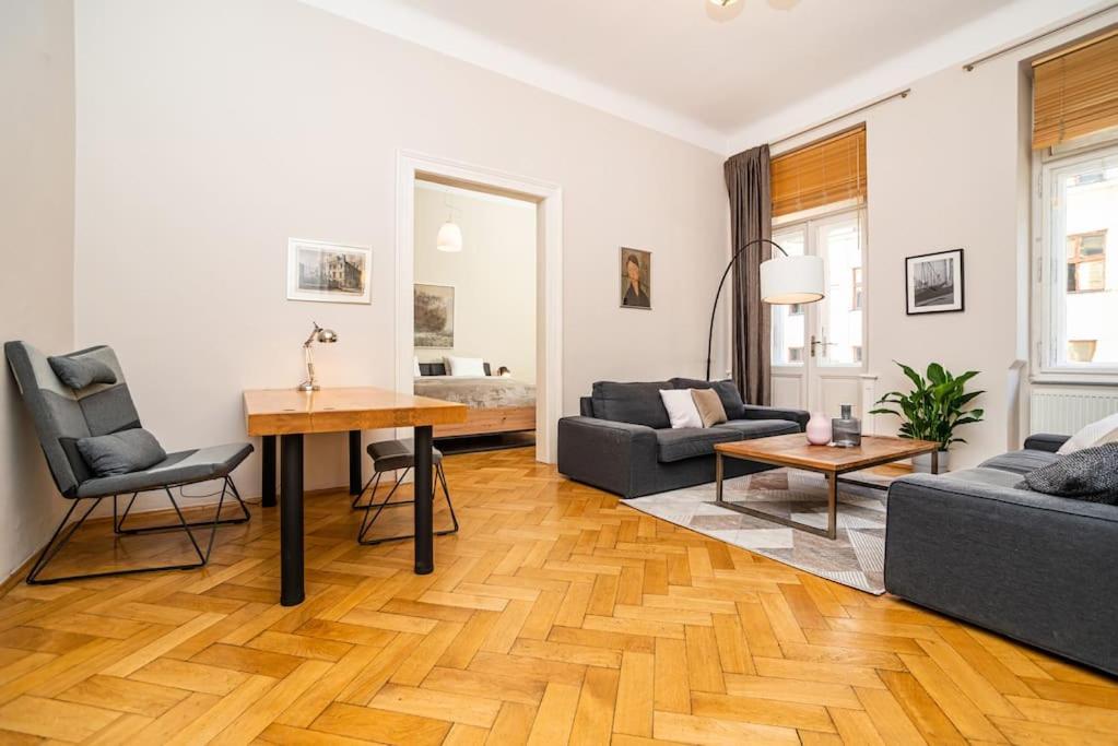 Large And Modern Apartment In The Heart Of Praha Bagian luar foto