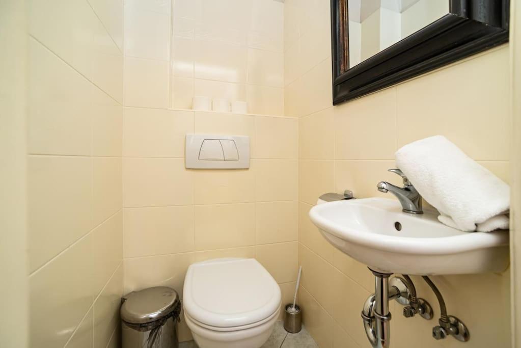 Large And Modern Apartment In The Heart Of Praha Bagian luar foto