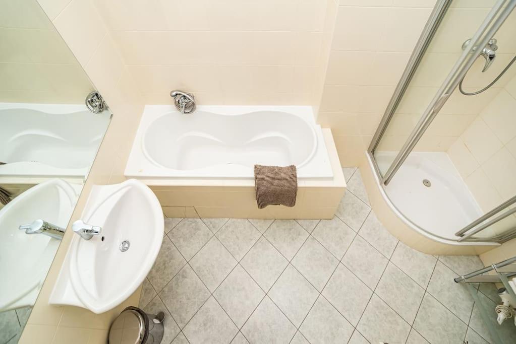 Large And Modern Apartment In The Heart Of Praha Bagian luar foto