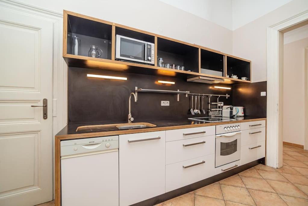 Large And Modern Apartment In The Heart Of Praha Bagian luar foto