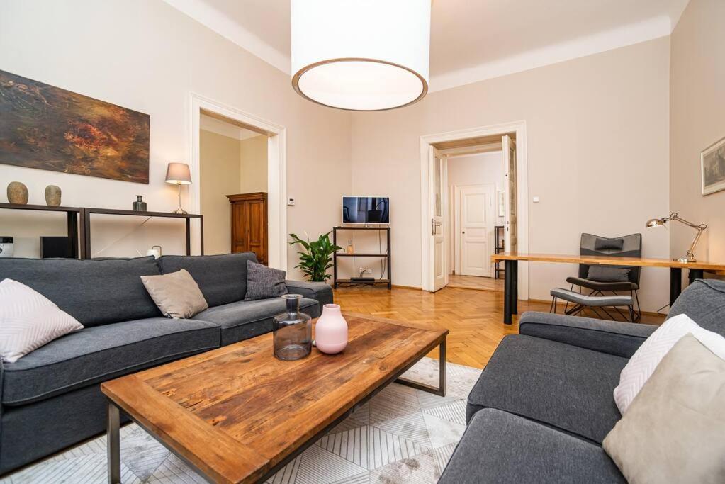 Large And Modern Apartment In The Heart Of Praha Bagian luar foto