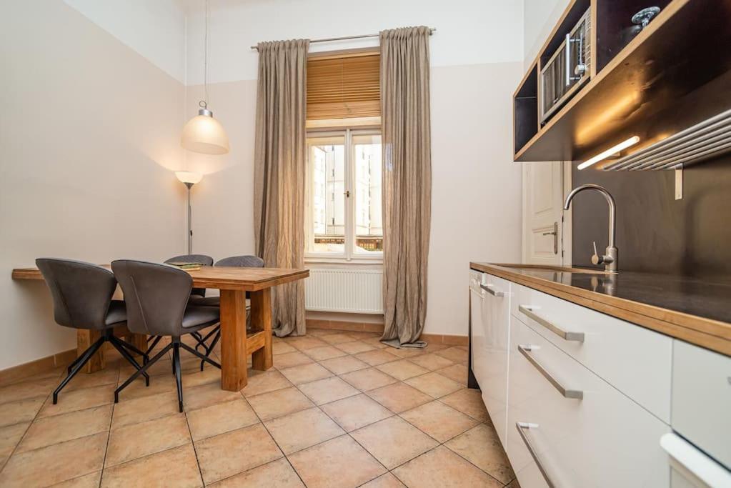 Large And Modern Apartment In The Heart Of Praha Bagian luar foto