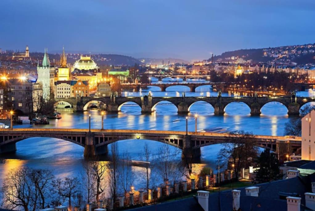 Large And Modern Apartment In The Heart Of Praha Bagian luar foto