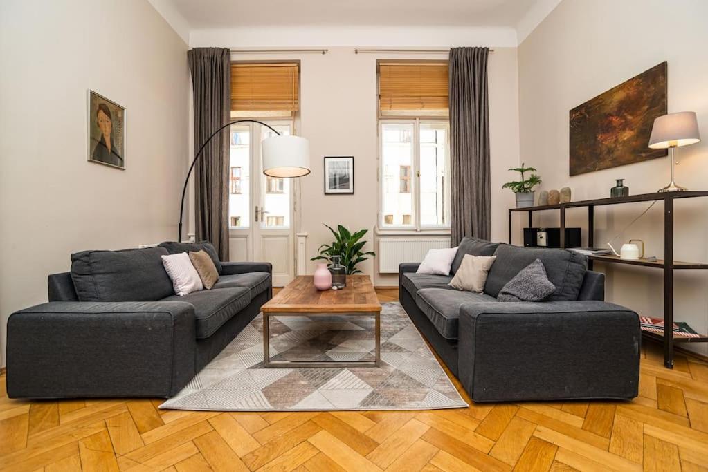 Large And Modern Apartment In The Heart Of Praha Bagian luar foto