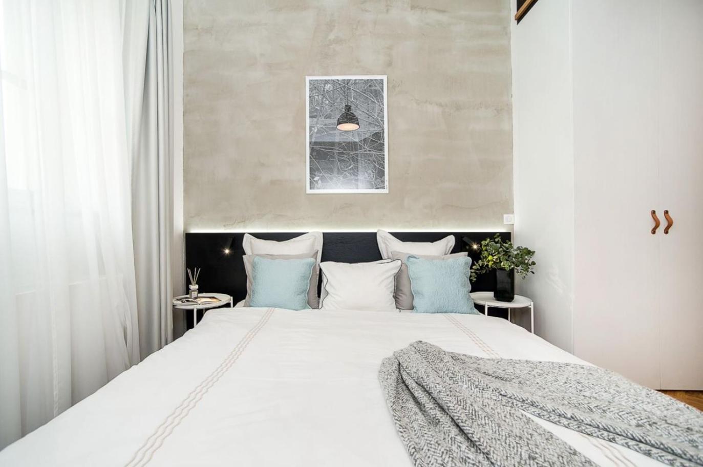 Large And Modern Apartment In The Heart Of Praha Bagian luar foto