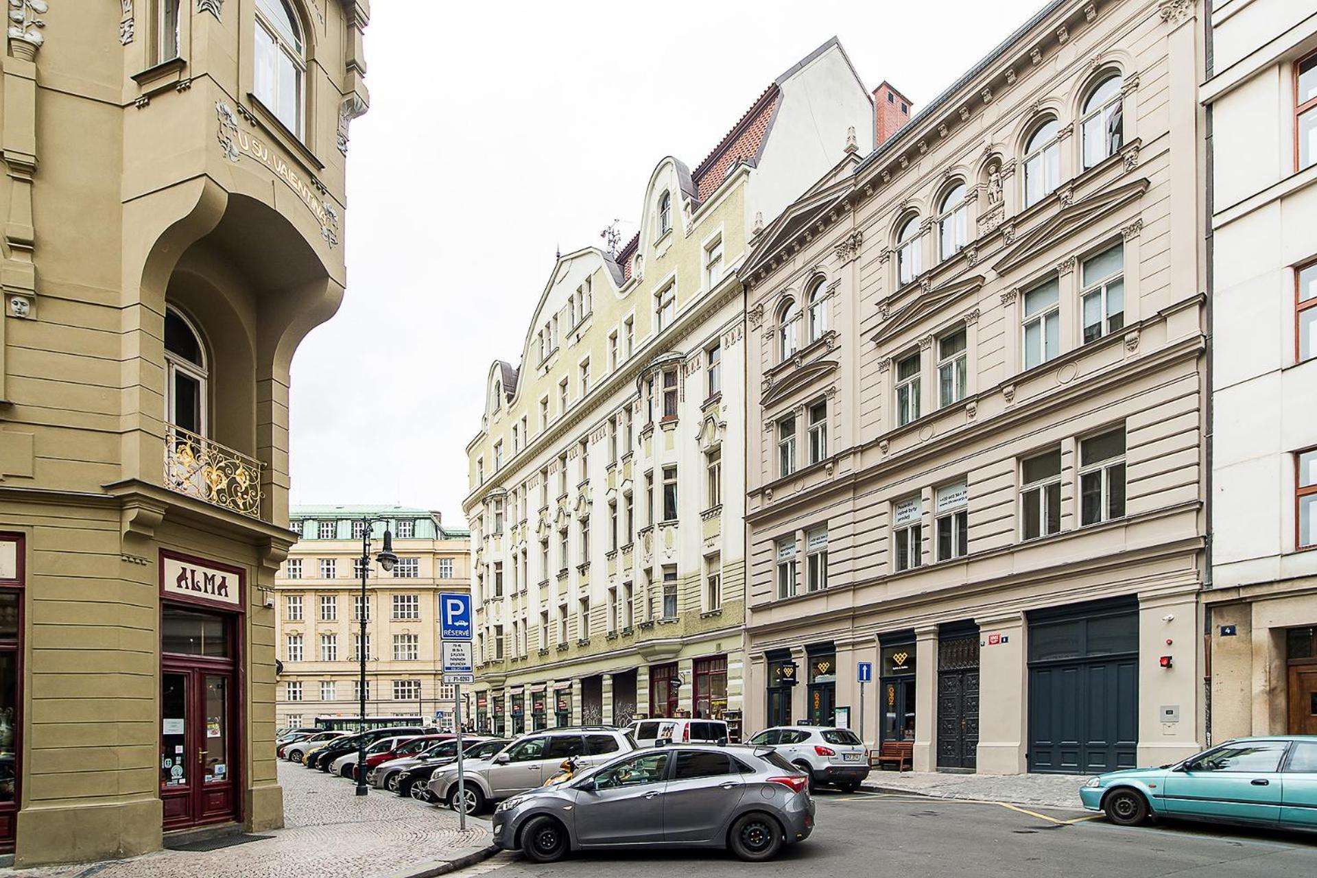 Large And Modern Apartment In The Heart Of Praha Bagian luar foto